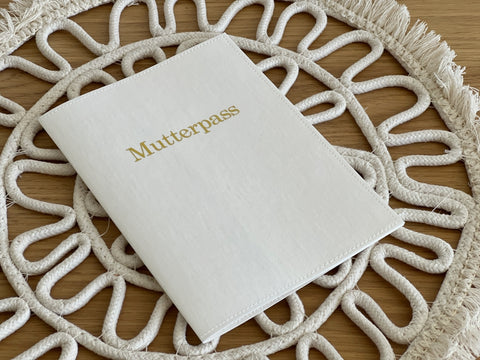 Mutterpasshülle ''CLASSIC WHITE'' personalisiert